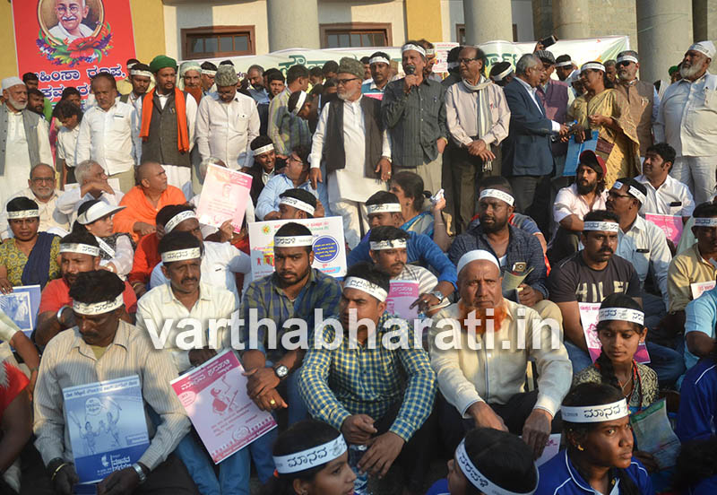 ಮಹಾತ್ಮಗಾಂಧಿ ಹತ್ಯೆಯಾದ ದಿನದಿಂದ ಹಿಂದೂ ಭಯೋತ್ಪಾದನೆ ಆರಂಭವಾಗಿದೆ: ನಿಡುಮಾಮಿಡಿ ಸ್ವಾಮೀಜಿ